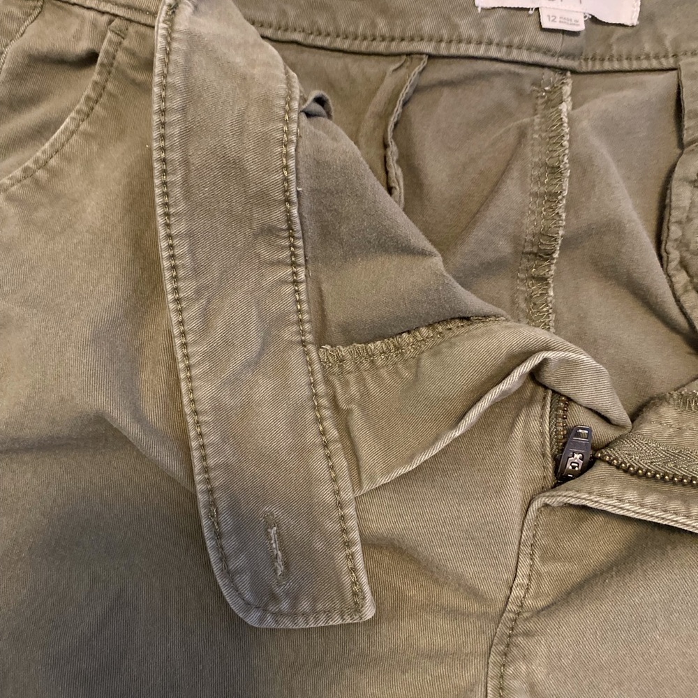 LOFT Olive Green Casual Shorts. SIZE 12, 2 pockets front, 2 stitched in back.EUC - Picture 6 of 14